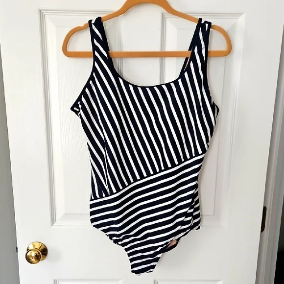 Land's End Swimsuit, 18 Petite - Picture 1 of 4